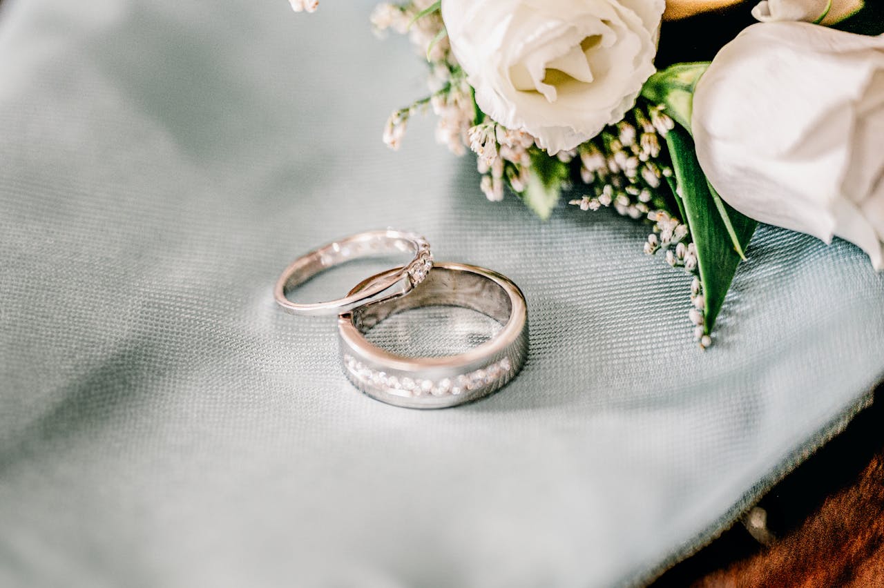 anillos-de-novios-con-unas-rosas-cerca