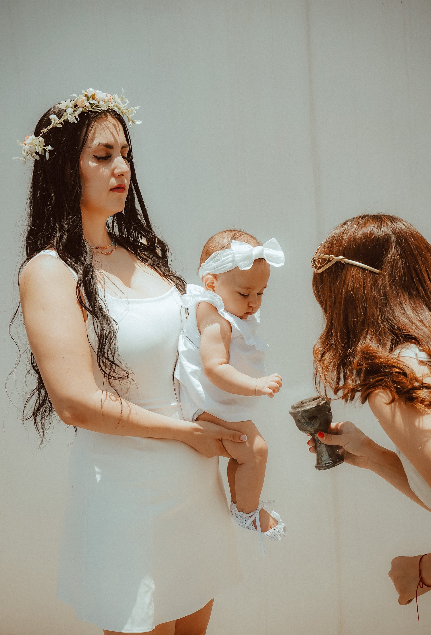 una-mamá-sujetando-a-su-bebé
