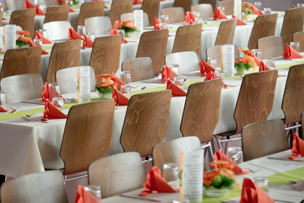 mesas-preparadas-para-un-evento-corporativo
