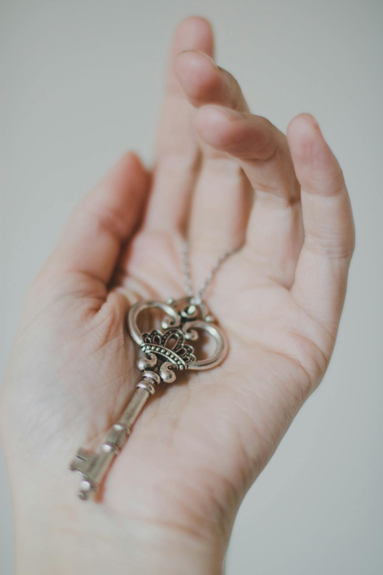 una-mano-con-una-llave