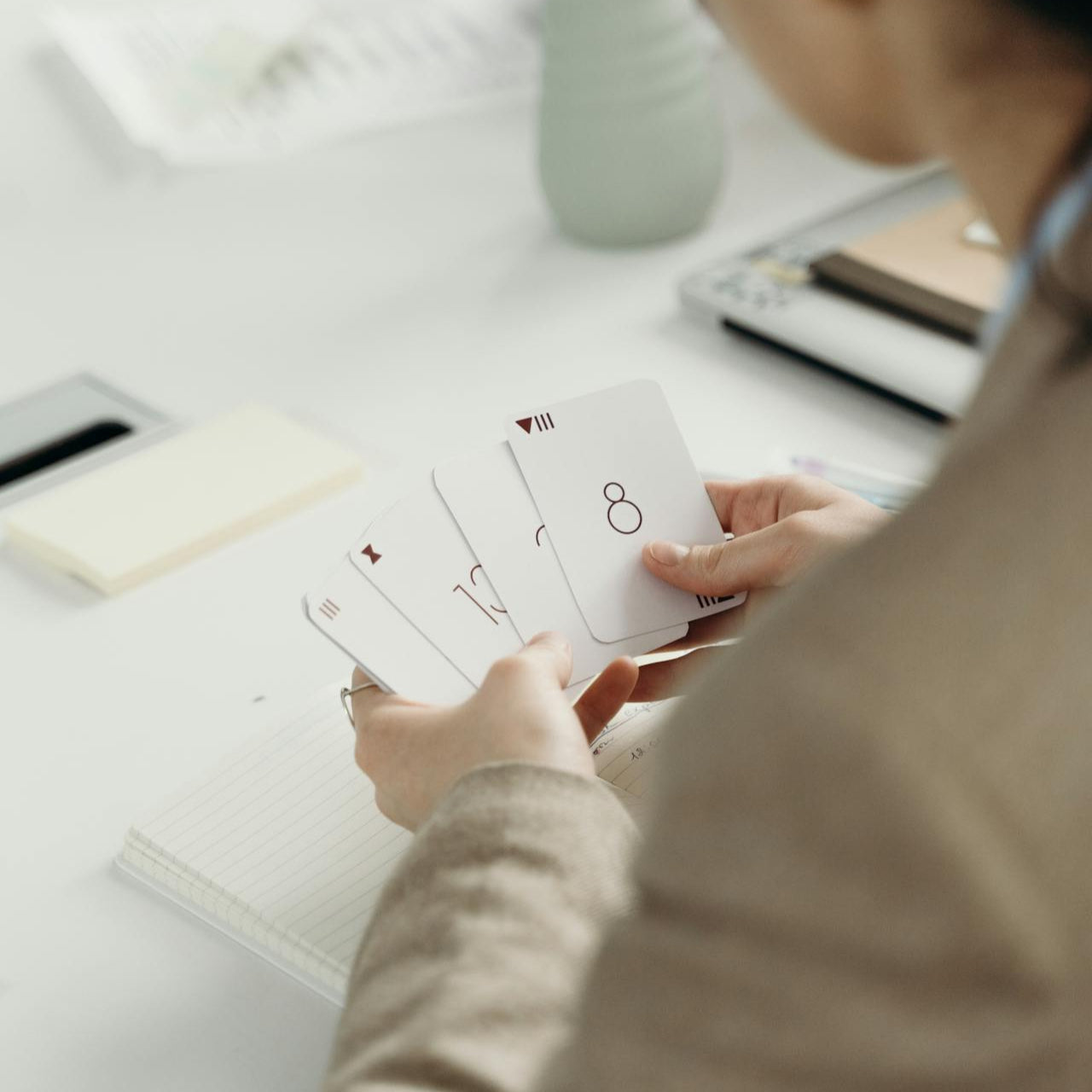 una-chica-sosteniendo-cartas-con-numeros