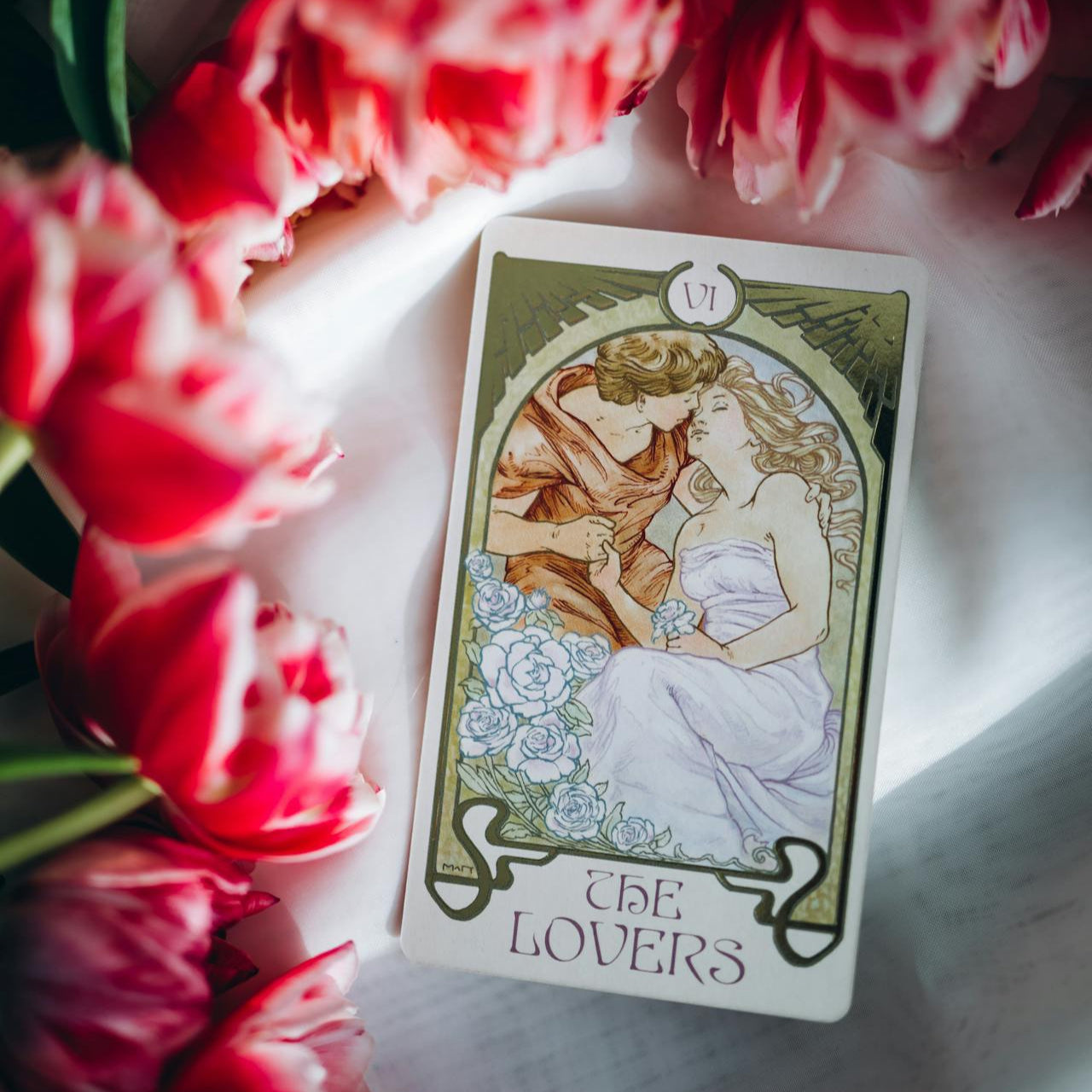 una-carta-de-tarot-rodeada-de-rosas