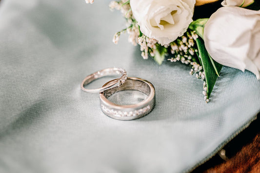 anillos-de-novios-con-unas-rosas-cerca