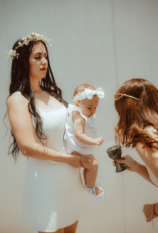 una-mamá-sujetando-a-su-bebé