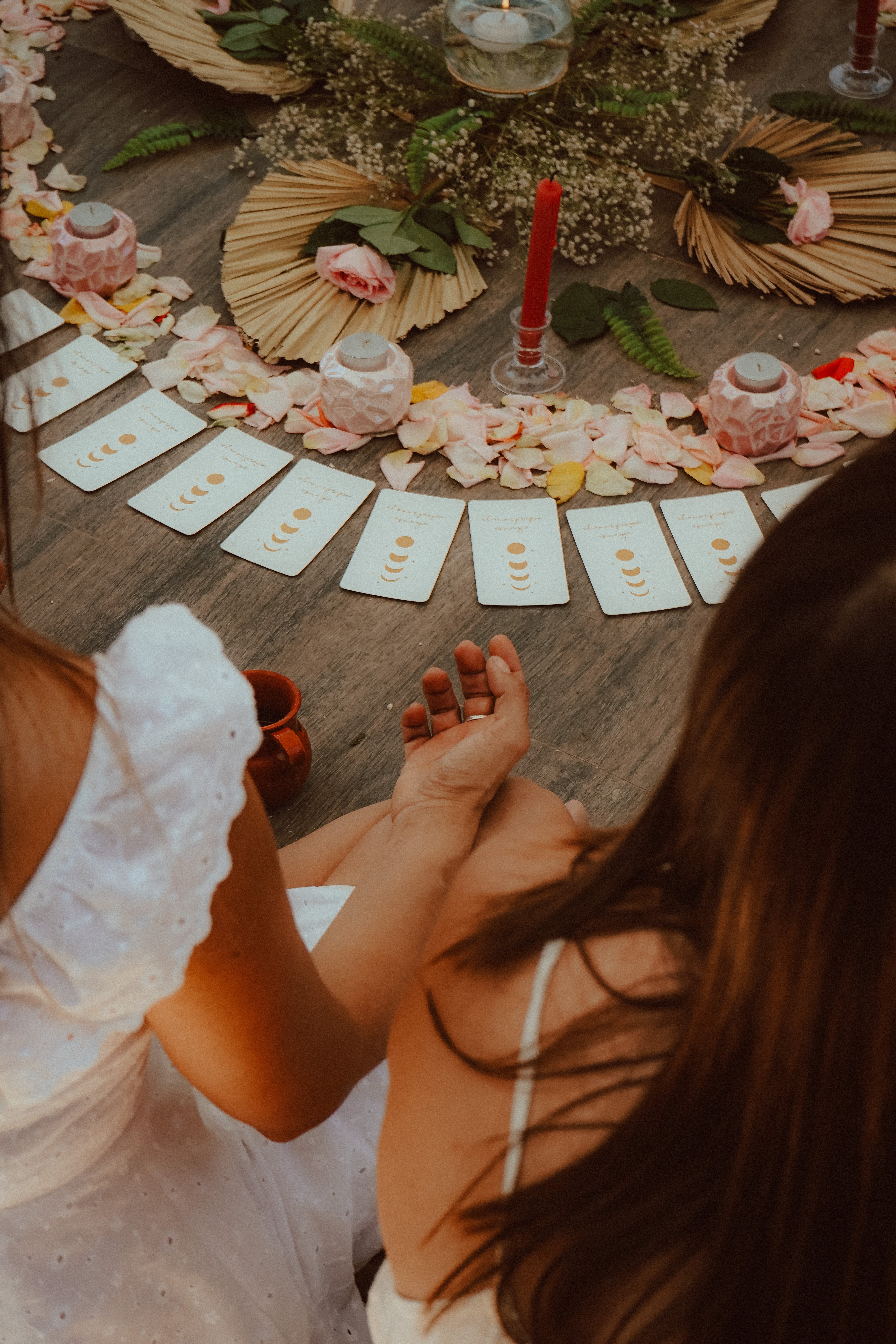 Dos mujeres enfrente de un círculo de sanación espiritual.