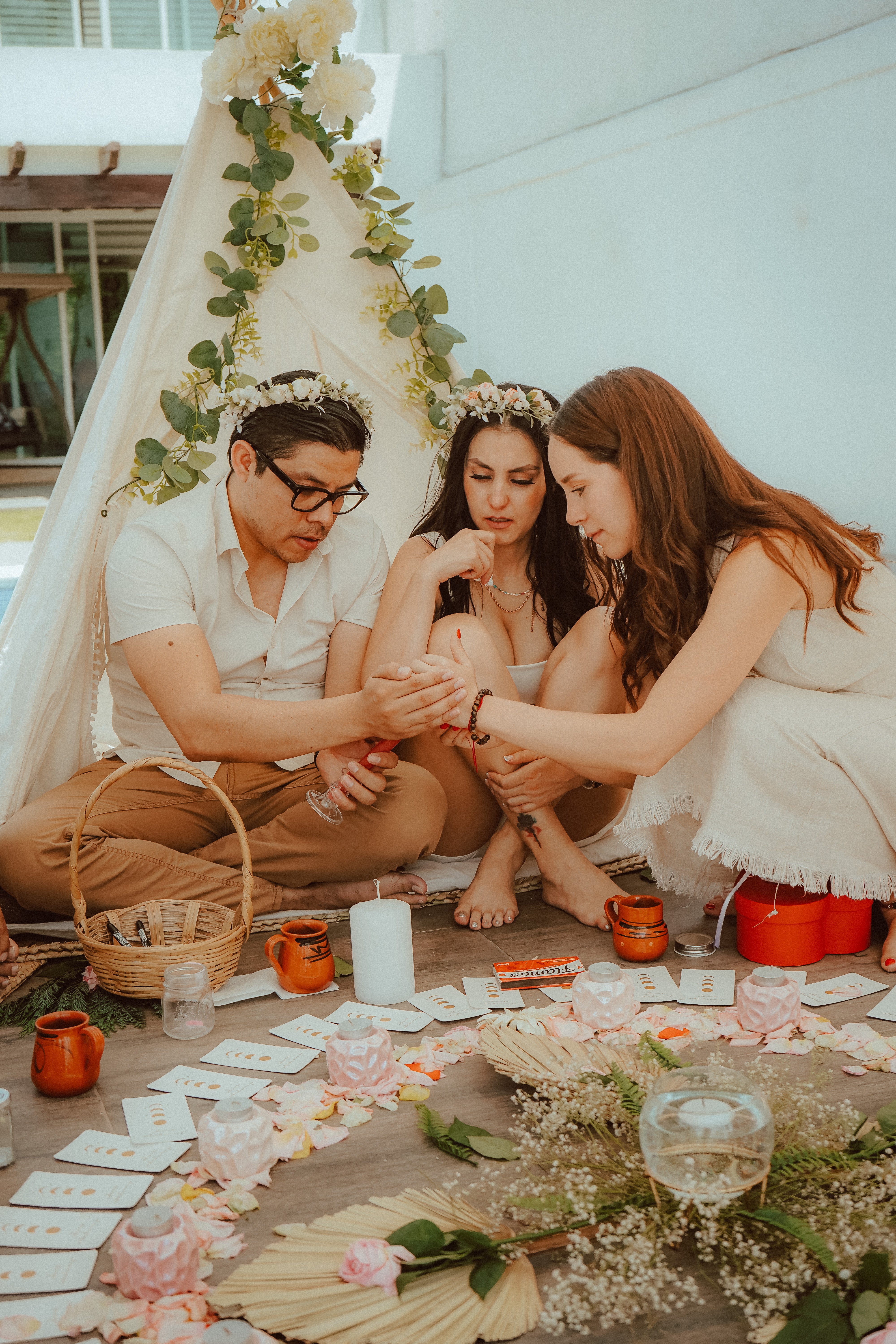 Tres personas disfrutando de una ceremonia en un círculo de sanación.